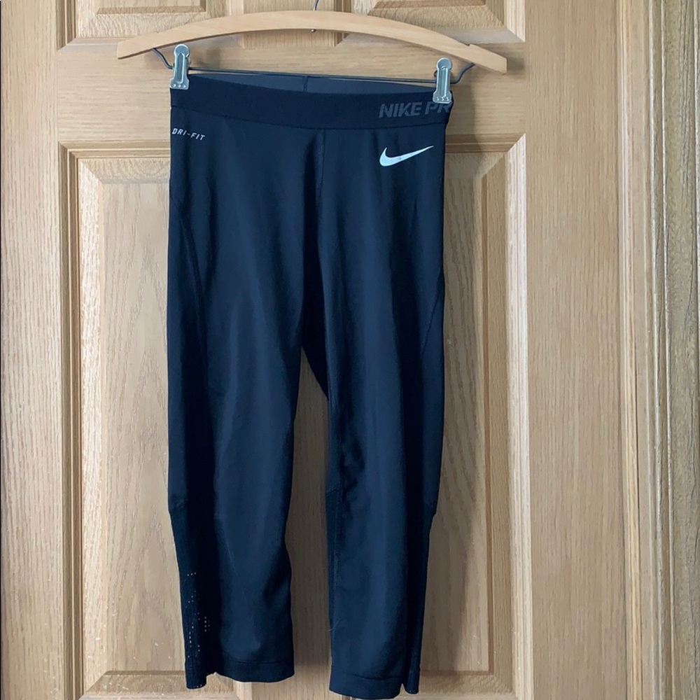 Nike Pro | Black Capri Leggings